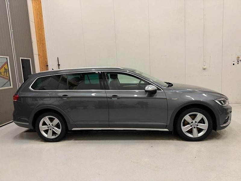 Grå Begagnad 2017 VW Passat Alltrack Kombi | 144 900 kr (Marknadspris) - Bild 1/4
