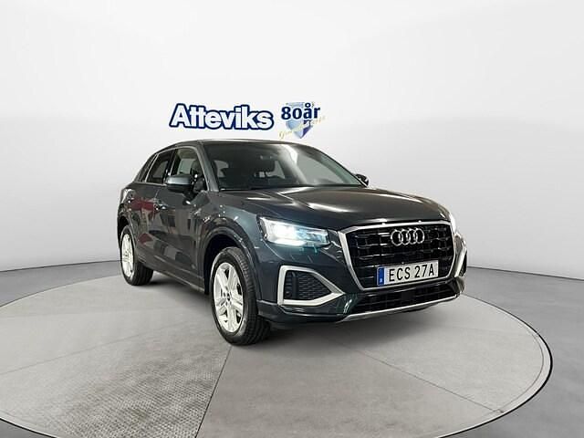 Mörkgrå Begagnad 2022 Audi Q2 Advanced SUV | 249 900 kr (Marknadspris) - Bild 1/4