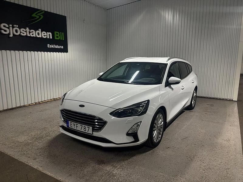 Vit Begagnad 2018 Ford Focus Titanium Kombi | 139 900 kr (Marknadspris) - Bild 1/4