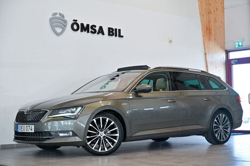 Ljusgrön Begagnad 2016 Skoda Superb LAURIN & KLEMENT Kombi | 174 800 kr (Marknadspris) - Bild 1/4