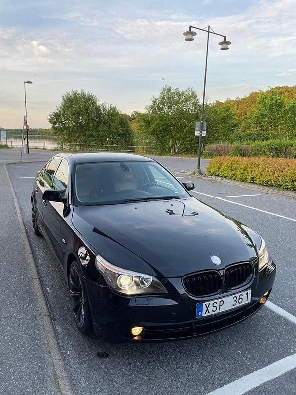 Svart Begagnad 2006 BMW 525 Sedan | 55 000 kr (Lite dyr) - Bild 1/4