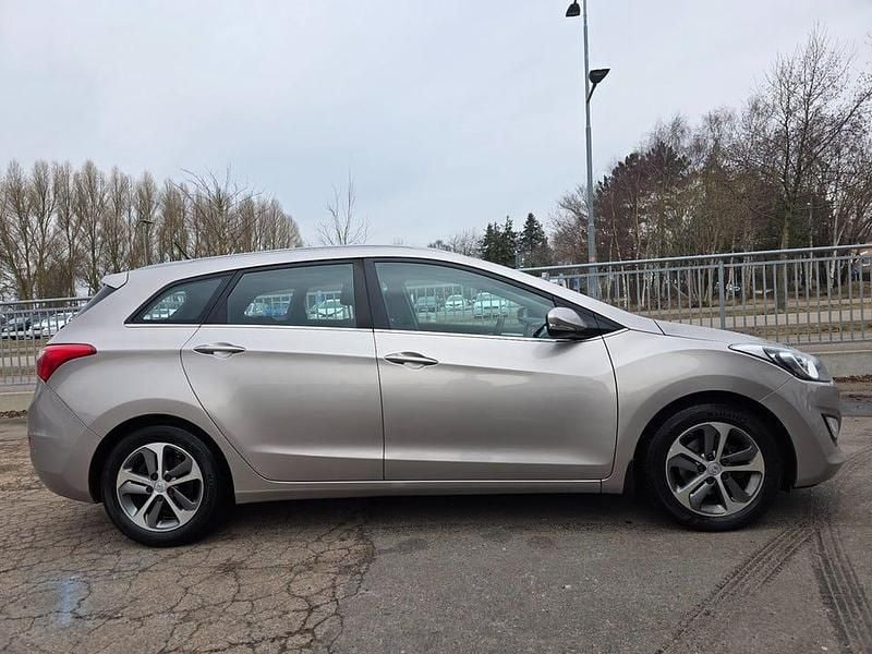 Begagnad Hyundai i30 Comfort 110 HK (80 kW) 2017 Brun Kombi