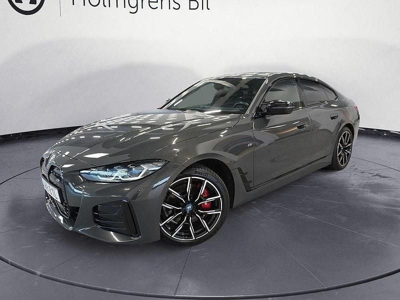 Grå Begagnad 2023 BMW i4 M Sport Sedan | 579 800 kr (Marknadspris) - Bild 1/4