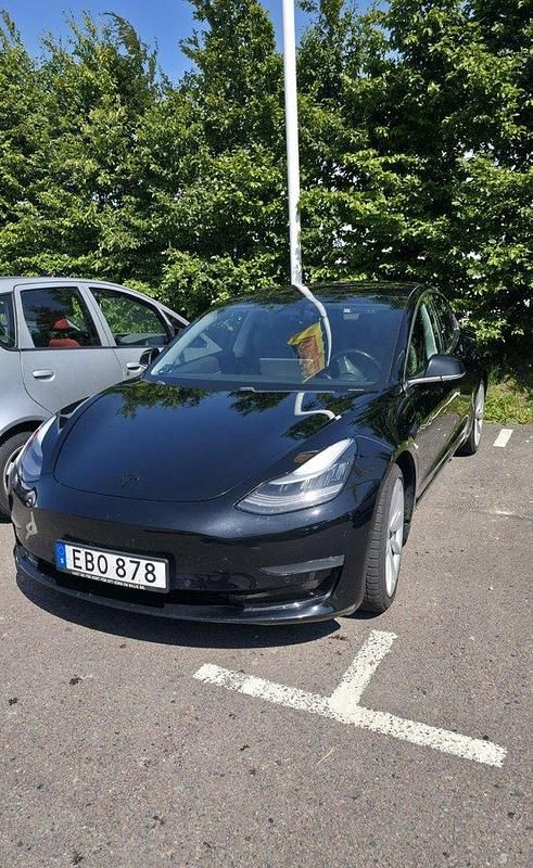 Svart Begagnad 2019 Tesla Model 3 Sedan | 250 000 kr - Bild 1/1