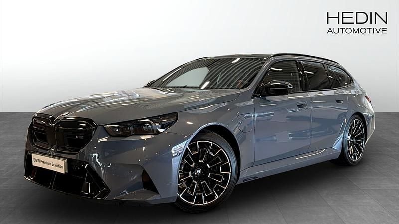 Grå (grey) Begagnad 2025 BMW M5 Comfort Edition Kombi | 1 548 700 kr - Bild 1/4