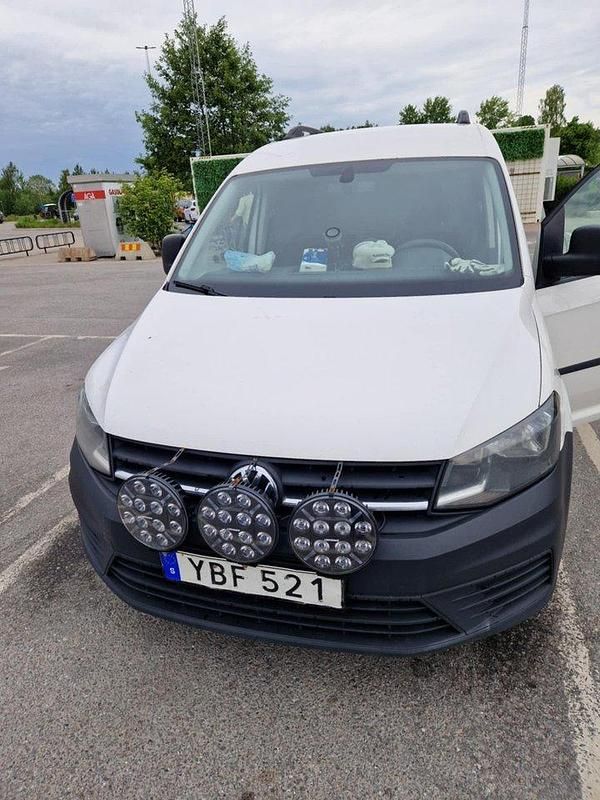 Vit Begagnad 2016 VW Caddy Minibuss | 99 000 kr (Marknadspris) - Bild 1/4