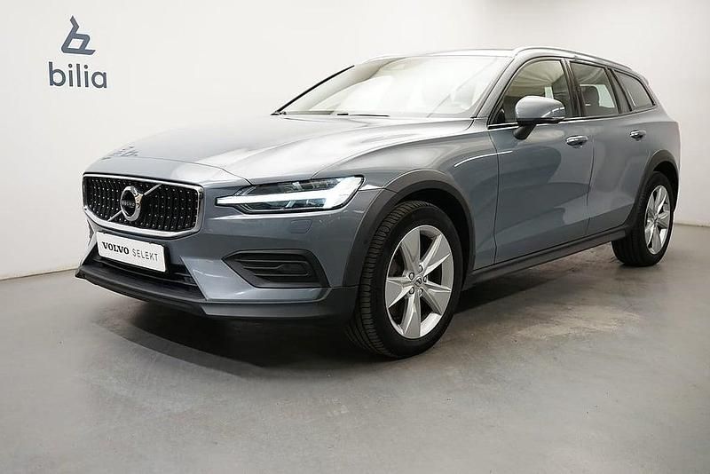 Grå Begagnad 2022 Volvo V60 CC Kombi | 349 900 kr (Marknadspris) - Bild 1/3