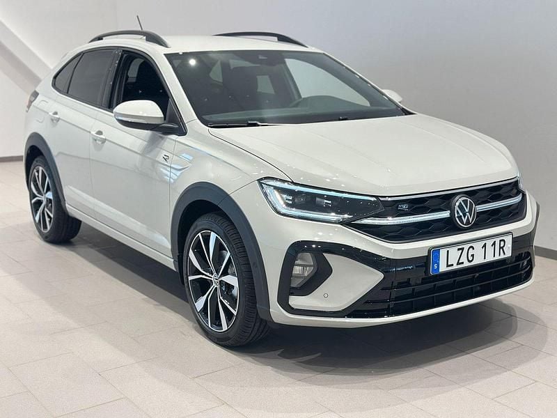 Ljusgrå (grå) Ny 2025 VW Taigo R-line SUV | 314 900 kr (Marknadspris) - Bild 1/3