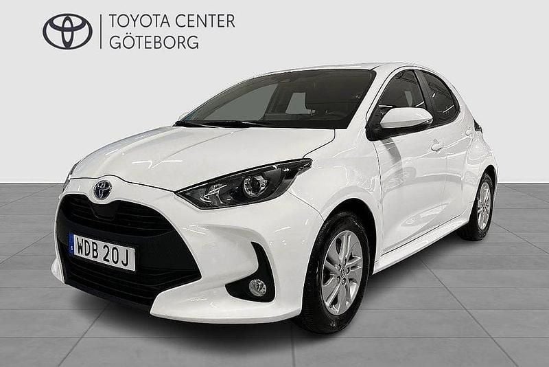 Vit Begagnad 2022 Toyota Yaris Hybrid Active Halvkombi | 214 900 kr (Marknadspris) - Bild 1/3