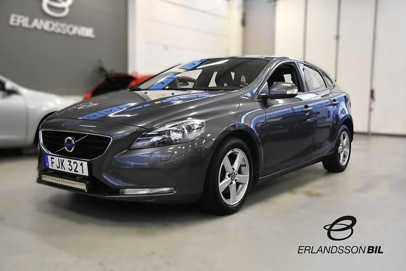 Grå Begagnad 2014 Volvo V40 Kinetic Kombi | 114 900 kr (Marknadspris) - Bild 1/4