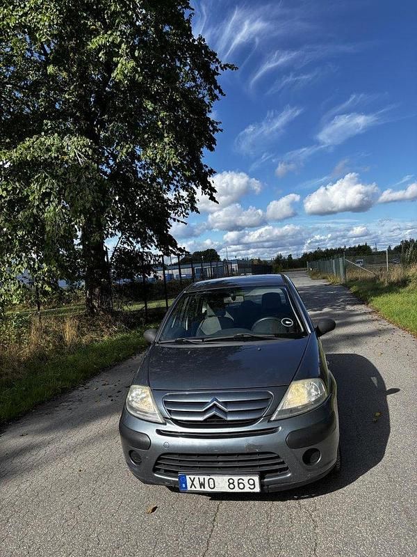 Grå Begagnad 2006 Citroën C3 Halvkombi | 16 000 kr (Lite dyr) - Bild 1/4