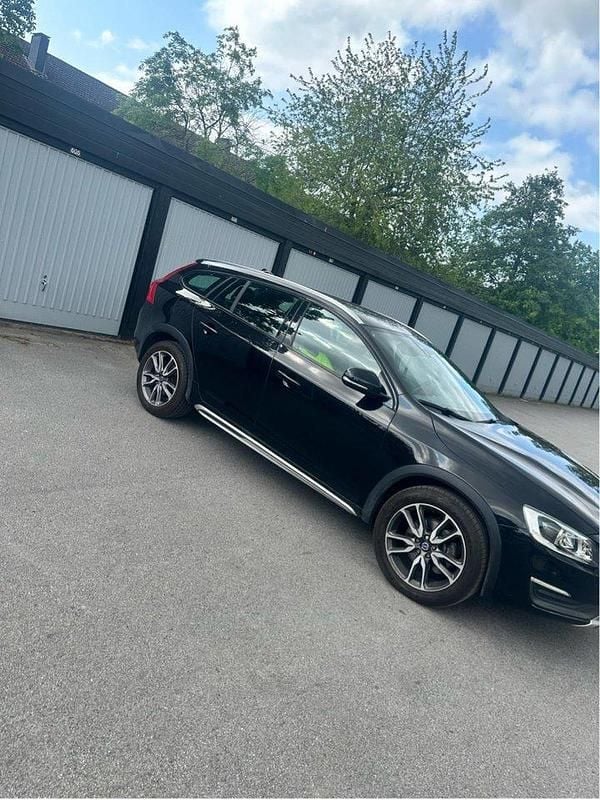 Svart Begagnad 2016 Volvo V60 CC Summum Kombi | 179 999 kr (Superpris) - Bild 1/4