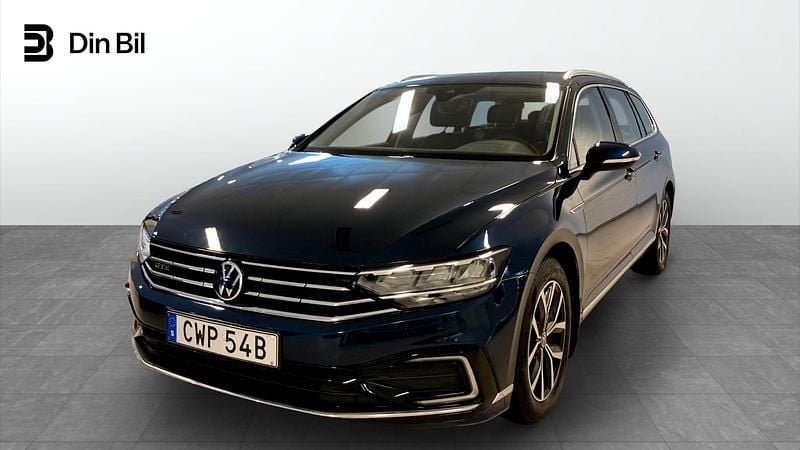 Blå Begagnad 2020 VW Passat GTE Kombi | 249 900 kr (Marknadspris) - Bild 1/4