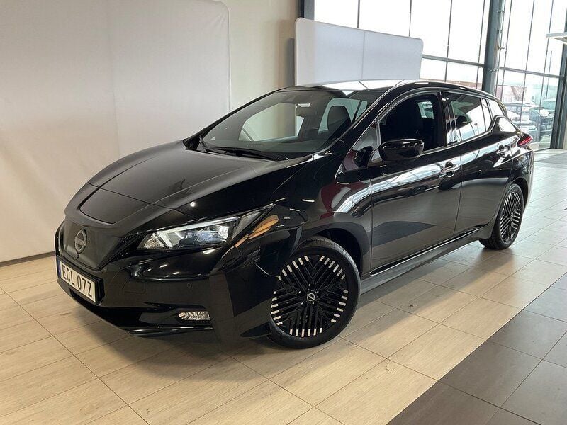 Svartmetallic Begagnad 2022 Nissan Leaf N-Connecta Halvkombi | 178 000 kr (Bra pris) - Bild 1/4