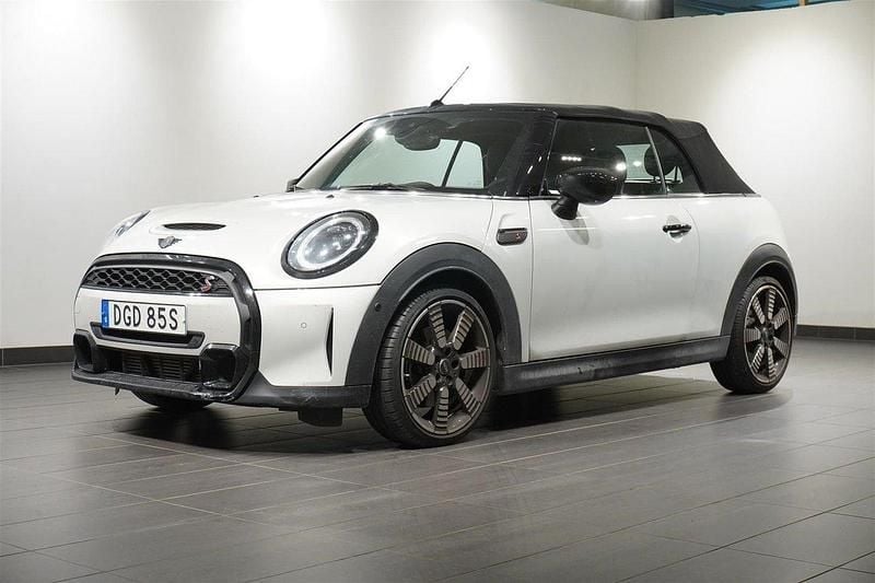Silver Begagnad 2022 Mini Cooper Halvkombi | 289 800 kr (Marknadspris) - Bild 1/4