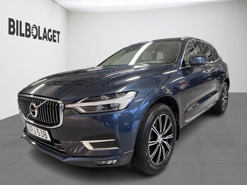 Mörkblå Begagnad 2020 Volvo XC60 Inscription SUV | 359 500 kr (Marknadspris) - Bild 1/4
