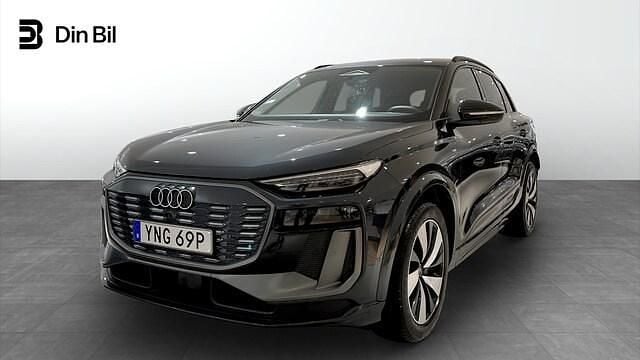 Grå (manhattangrå metallic) Begagnad 2025 Audi Q6 e-tron Performance SUV | 779 000 kr (Bra pris) - Bild 1/4