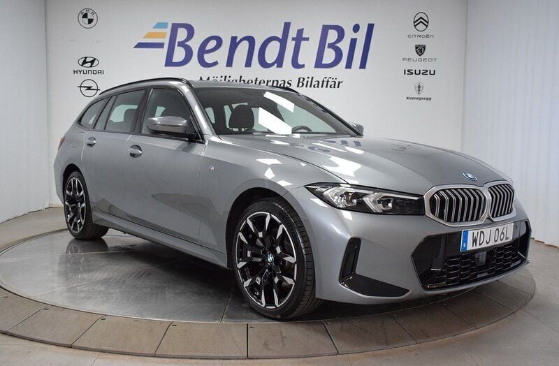 Grå Begagnad 2024 BMW 330e M Sport Kombi | 559 500 kr (Marknadspris) - Bild 1/4