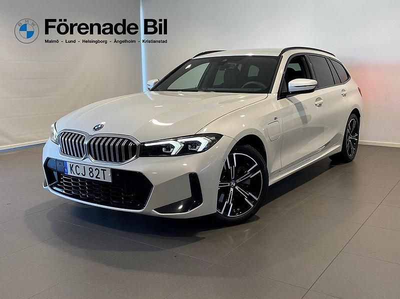 Vit (mineralvit) Begagnad 2024 BMW 330e M Sport Kombi | 489 000 kr (Bra pris) - Bild 1/4