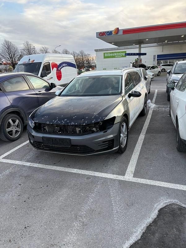 Vit Begagnad 2018 VW Passat GTE Kombi | 95 000 kr - Bild 1/4