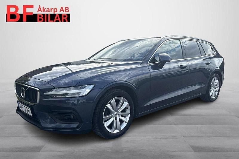 Mörkblå Begagnad 2019 Volvo V60 Momentum Kombi | 224 500 kr (Marknadspris) - Bild 1/4