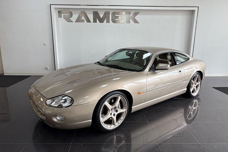 Ljusbrun Begagnad 2000 Jaguar XKR Sportkupé | 179 000 kr - Bild 1/4