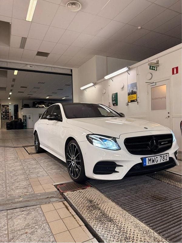 Vit Begagnad 2017 Mercedes E350 AMG line Sedan | 382 900 kr (Dyr) - Bild 1/4