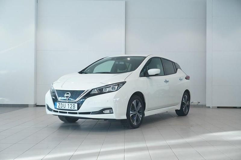 Vit Begagnad 2021 Nissan Leaf N-Connecta Halvkombi | 219 900 kr (Marknadspris) - Bild 1/4