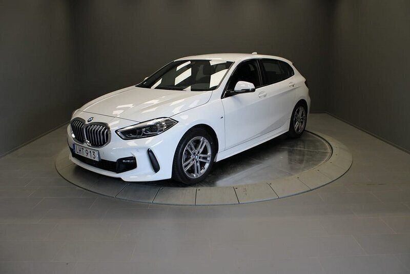 Vit Begagnad 2021 BMW 118 Shadowline Halvkombi | 259 000 kr (Marknadspris) - Bild 1/4