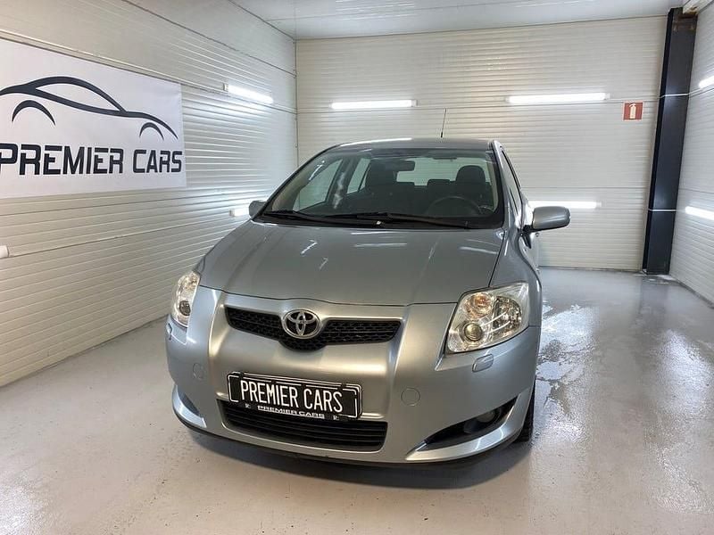 Begagnad Toyota Auris 124 HK (91 kW) 2008 Grå Halvkombi