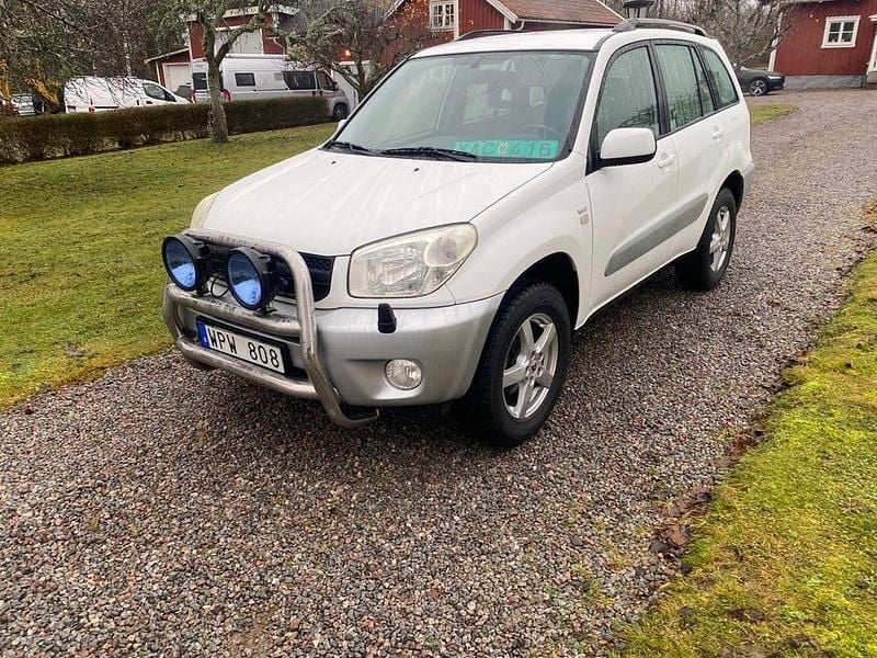 Vit Begagnad 2005 Toyota RAV4 SUV | 46 500 kr (Marknadspris) - Bild 1/4