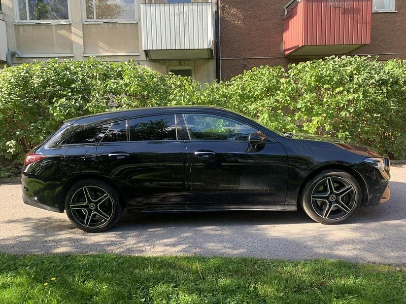 Svart Begagnad 2024 Mercedes CLA250e Shooting Brake Kombi | 409 000 kr (Lite dyr) - Bild 1/4