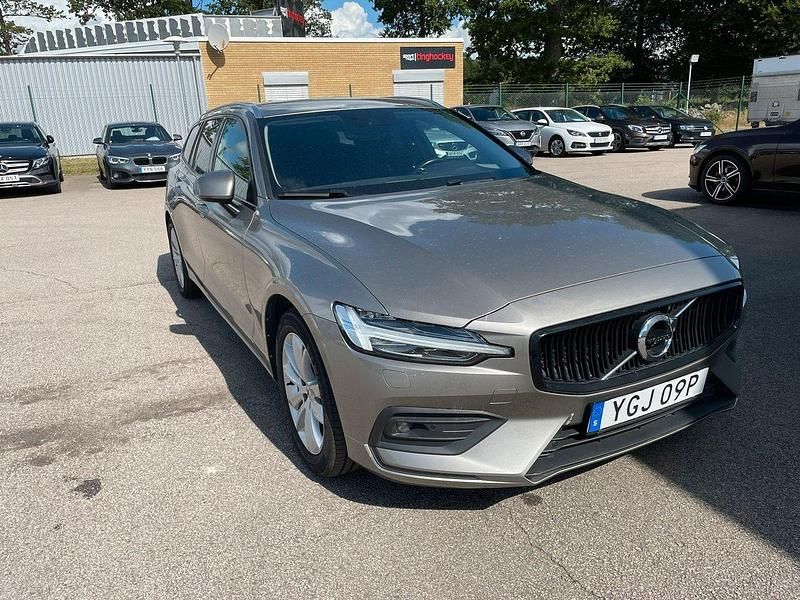 Grå (pebble grey metallic) Begagnad 2021 Volvo V60 Kombi | 285 000 kr (Marknadspris) - Bild 1/1