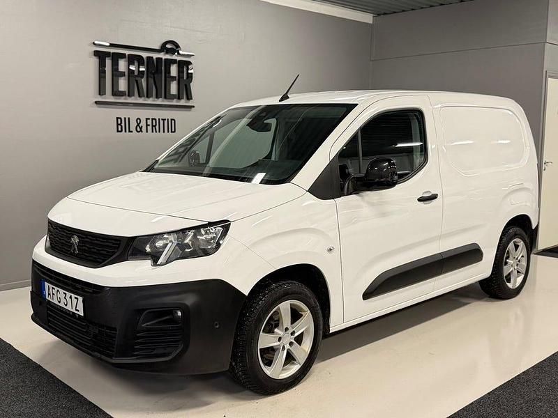 Vit Begagnad 2022 Peugeot Partner Minibuss | 149 000 kr (Marknadspris) - Bild 1/4