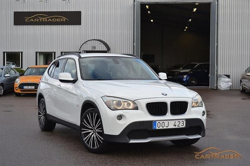 Vit Begagnad 2011 BMW X1 SUV | 79 900 kr (Superpris) - Bild 1/4