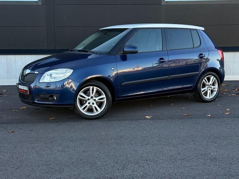 Mörkblå Begagnad 2008 Skoda Fabia Halvkombi | 32 800 kr (Marknadspris) - Bild 1/4