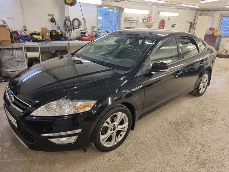 Svart Begagnad 2012 Ford Mondeo Sport Halvkombi | 69 900 kr (Marknadspris) - Bild 1/4
