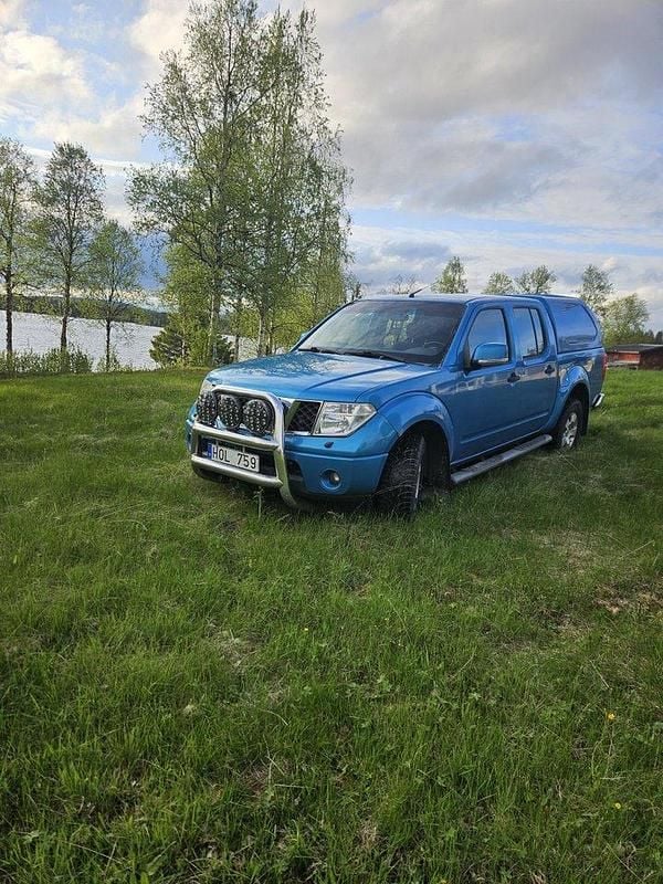 Blå Begagnad 2008 Nissan Navara Pickup | 67 000 kr (Marknadspris) - Bild 1/4