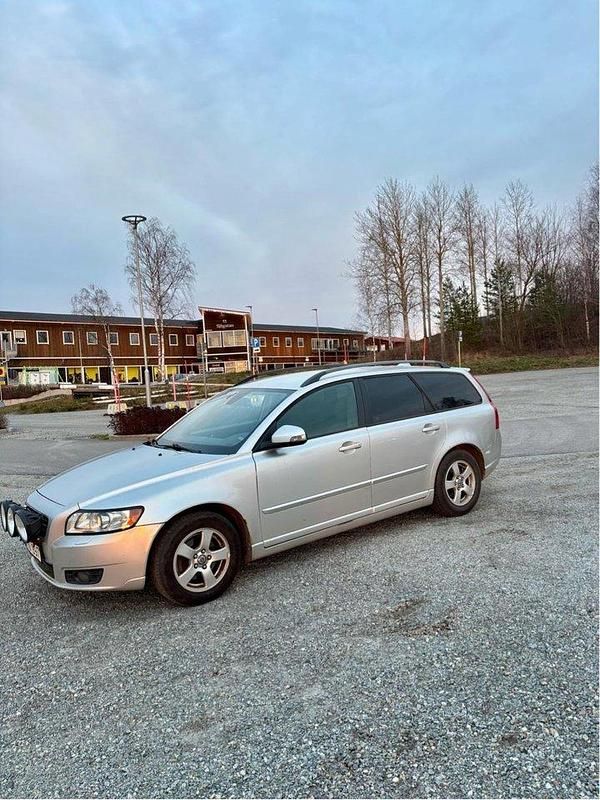 Grå Begagnad 2010 Volvo V50 Momentum Kombi | 24 999 kr (Marknadspris) - Bild 1/4
