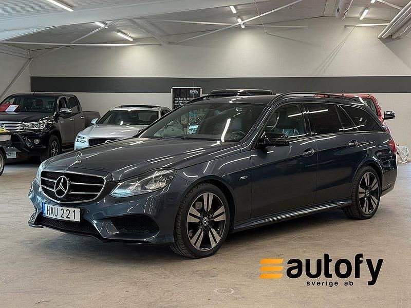 Mörkgrå (grå) Begagnad 2015 Mercedes E220 AMG Kombi | 169 900 kr (Dyr) - Bild 1/4