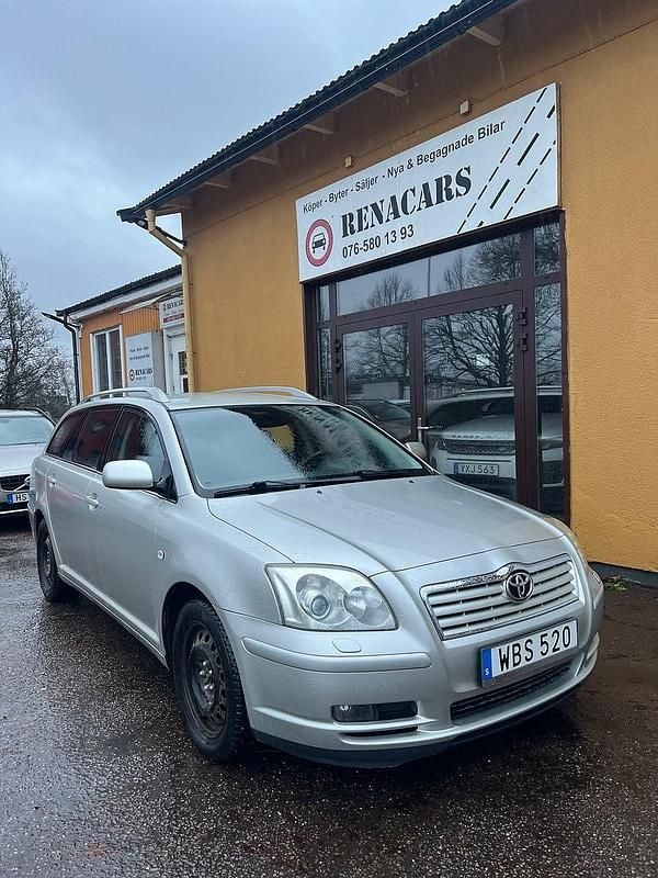 Silver Begagnad 2004 Toyota Avensis Kombi | 34 900 kr (Marknadspris) - Bild 1/4