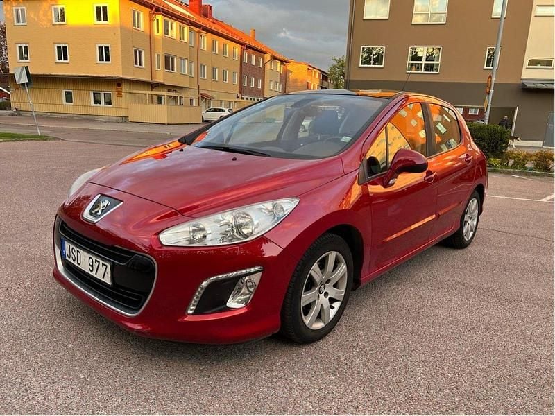 Röd Begagnad 2011 Peugeot 308 Halvkombi | 71 000 kr (Marknadspris) - Bild 1/4
