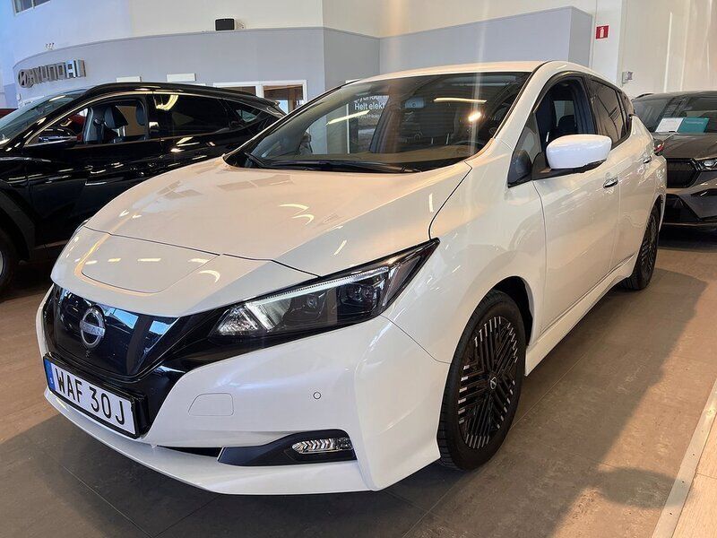 Vit Begagnad 2022 Nissan Leaf N-Connecta Halvkombi | 228 000 kr (Lite dyr) - Bild 1/4