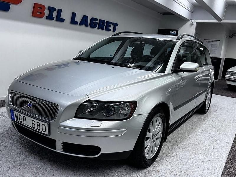 Mörkröd Begagnad 2004 Volvo V50 Kinetic Kombi | 34 900 kr (Marknadspris) - Bild 1/4
