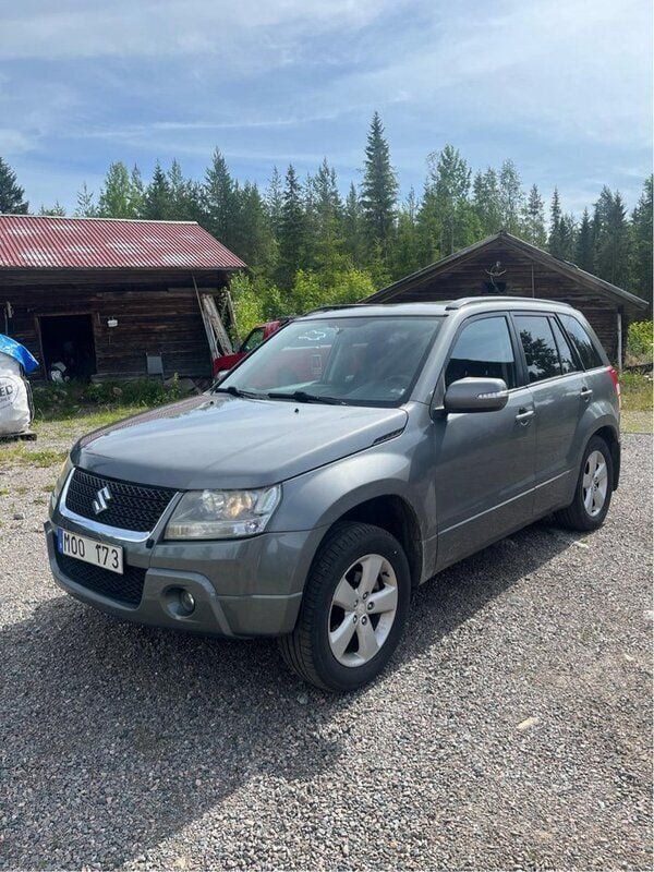 Grå Begagnad 2009 Suzuki Grand Vitara SUV | 55 000 kr (Marknadspris) - Bild 1/4