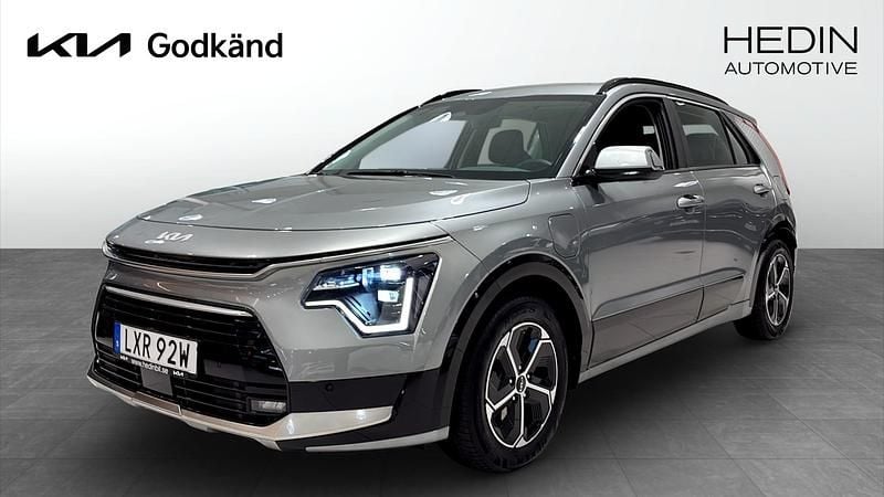 Grå (grey) Begagnad 2022 Kia Niro SUV | 294 900 kr (Marknadspris) - Bild 1/4