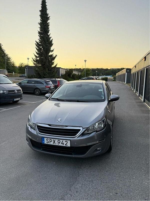 Grå Begagnad 2014 Peugeot 308 Active Halvkombi | 65 000 kr (Marknadspris) - Bild 1/4