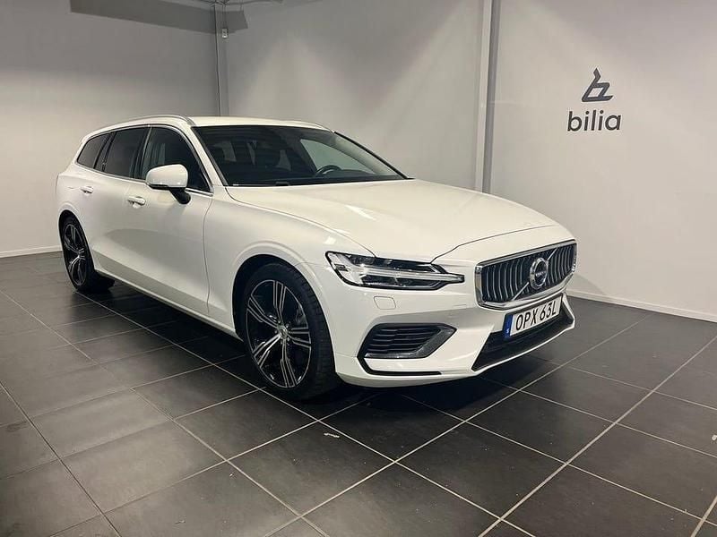 Vit Begagnad 2022 Volvo V60 Kombi | 298 500 kr (Superpris) - Bild 1/3
