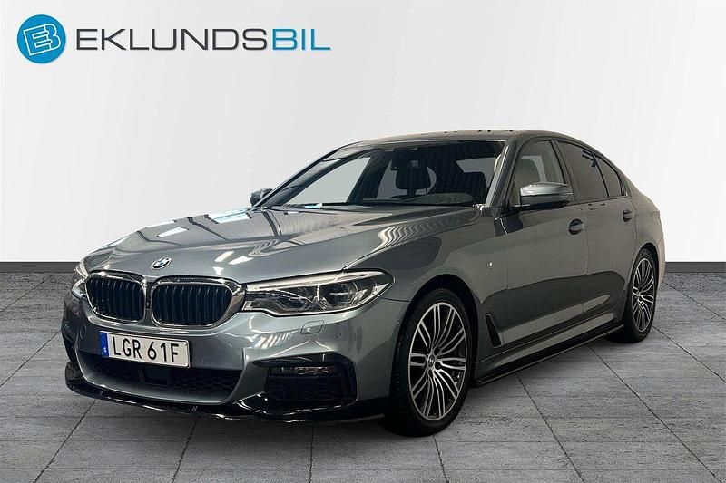 Blå Begagnad 2019 BMW 520 M Sport Sedan | 349 900 kr (Marknadspris) - Bild 1/4