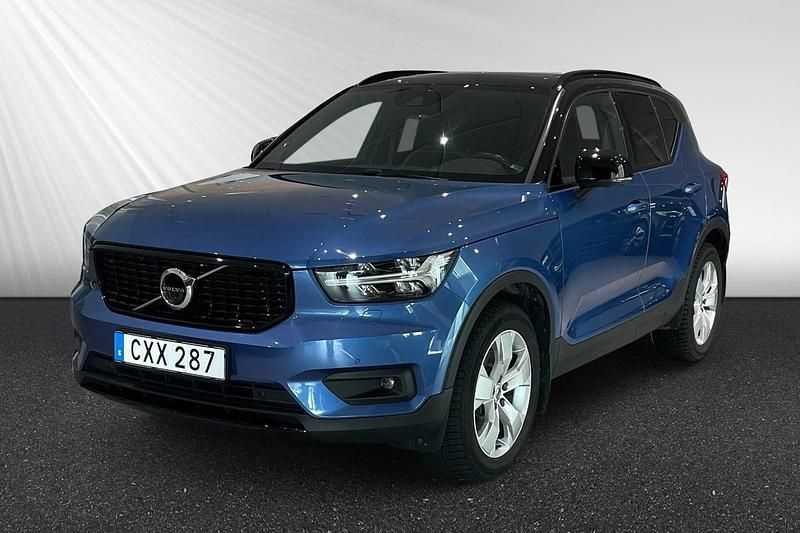 Blå Begagnad 2018 Volvo XC40 R-Design SUV | 304 400 kr (Lite dyr) - Bild 1/4